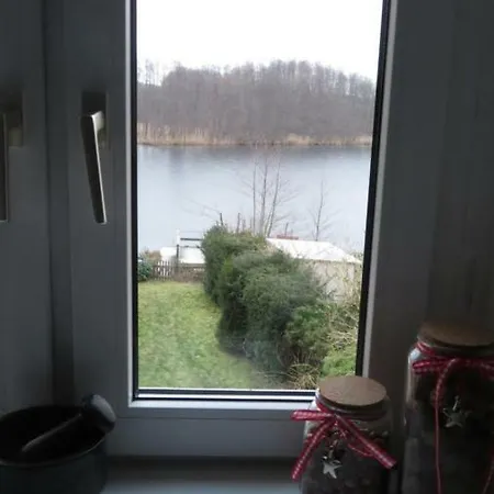Stilvolle Ferienwohnung Am Mit Steg Und Eigenem Boot Apartment Lychen
